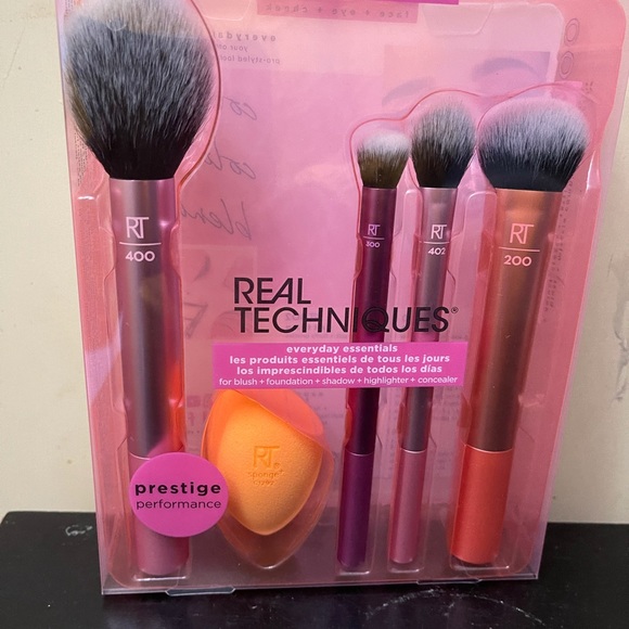 Real Techniques Everyday Essentials Set - Picture 2 of 3